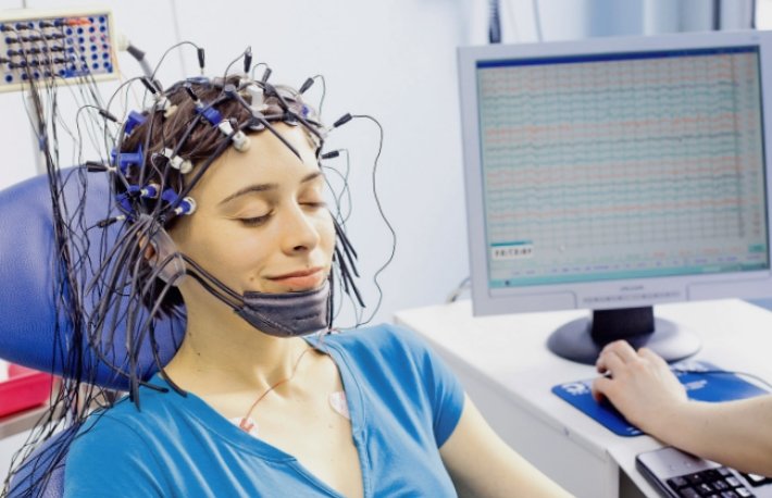 CENTRO NEUROLÓGICO NEUROQUIRÚRGICO: Su centro integral para el cuidado neurológico y neuroquirúrgico de excelencia
En el Centro Neurológico Neuroquirúrgico, ofrecemos una atención integral y de calidad para pacientes de todas las edades que buscan soluciones a sus problemas neurológicos y neuroquirúrgicos. Nuestro equipo de profesionales altamente calificados y experimentados está dedicado a brindar un diagnóstico preciso, tratamiento personalizado y seguimiento continuo para garantizar el mejor resultado posible para cada paciente.

Contamos con tecnología de vanguardia y las últimas técnicas para el diagnóstico y tratamiento de una amplia gama de afecciones neurológicas y neuroquirúrgicas, incluyendo:

Trastornos del movimiento: Enfermedad de Parkinson, temblor esencial, distonía, corea de Huntington.
Enfermedades degenerativas: Alzheimer, Parkinson, esclerosis lateral amiotrófica (ELA), demencia frontotemporal.
Epilepsia: Diagnóstico y tratamiento de convulsiones, epilepsia refractaria, cirugía de epilepsia.
Tumores cerebrales y medulares: Diagnóstico, biopsia, cirugía, radioterapia y quimioterapia.
Accidente cerebrovascular: Prevención, diagnóstico, tratamiento y rehabilitación.
Dolor de espalda y cuello: Hernias discales, estenosis espinal, radiculopatía, dolor neuropático.
Traumatismos craneoencefálicos y medulares: Evaluación, tratamiento y rehabilitación.
Defectos congénitos del sistema nervioso: Hidrocefalia, espina bífida, malformaciones arteriovenosas.
En el Centro Neurológico Neuroquirúrgico, nos enfocamos en brindar una experiencia centrada en el paciente, ofreciendo:

Consultas personalizadas: Nuestro equipo de neurología y neurocirugía se toma el tiempo para comprender a fondo sus necesidades e inquietudes, y le brinda una consulta completa y personalizada.
Diagnóstico preciso: Contamos con tecnología de vanguardia para el diagnóstico preciso de afecciones neurológicas y neuroquirúrgicas, incluyendo electroencefalografía (EEG), resonancia magnética (RMN), tomografía computarizada (TC), y pruebas neuropsicológicas.
Tratamiento personalizado: Desarrollamos un plan de tratamiento individualizado para cada paciente, considerando sus necesidades específicas, condición médica y preferencias.
Cirugía neuroquirúrgica de vanguardia: Nuestros neurocirujanos experimentados realizan cirugías mínimamente invasivas y complejas con las técnicas más modernas, utilizando tecnología de última generación para garantizar la precisión y seguridad del procedimiento.
Rehabilitación integral: Ofrecemos un programa de rehabilitación integral que incluye fisioterapia, terapia ocupacional, terapia del habla y apoyo psicológico para ayudar a los pacientes a recuperar su funcionalidad y calidad de vida.
Atención compasiva y de calidad: Nuestro equipo médico y de apoyo está comprometido a brindar una atención compasiva, empática y de alta calidad a cada paciente.


