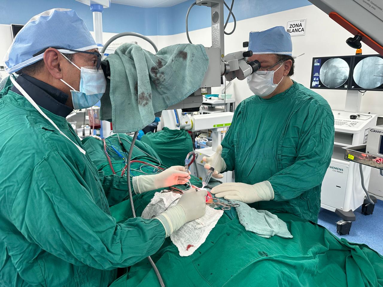 CENTRO NEUROLÓGICO NEUROQUIRÚRGICO: Su centro integral para el cuidado neurológico y neuroquirúrgico de excelencia En el Centro Neurológico Neuroquirúrgico, ofrecemos una atención integral y de calidad para pacientes de todas las edades que buscan soluciones a sus problemas neurológicos y neuroquirúrgicos. Nuestro equipo de profesionales altamente calificados y experimentados está dedicado a brindar un diagnóstico preciso, tratamiento personalizado y seguimiento continuo para garantizar el mejor resultado posible para cada paciente. Contamos con tecnología de vanguardia y las últimas técnicas para el diagnóstico y tratamiento de una amplia gama de afecciones neurológicas y neuroquirúrgicas, incluyendo: Trastornos del movimiento: Enfermedad de Parkinson, temblor esencial, distonía, corea de Huntington. Enfermedades degenerativas: Alzheimer, Parkinson, esclerosis lateral amiotrófica (ELA), demencia frontotemporal. Epilepsia: Diagnóstico y tratamiento de convulsiones, epilepsia refractaria, cirugía de epilepsia. Tumores cerebrales y medulares: Diagnóstico, biopsia, cirugía, radioterapia y quimioterapia. Accidente cerebrovascular: Prevención, diagnóstico, tratamiento y rehabilitación. Dolor de espalda y cuello: Hernias discales, estenosis espinal, radiculopatía, dolor neuropático. Traumatismos craneoencefálicos y medulares: Evaluación, tratamiento y rehabilitación. Defectos congénitos del sistema nervioso: Hidrocefalia, espina bífida, malformaciones arteriovenosas. En el Centro Neurológico Neuroquirúrgico, nos enfocamos en brindar una experiencia centrada en el paciente, ofreciendo: Consultas personalizadas: Nuestro equipo de neurología y neurocirugía se toma el tiempo para comprender a fondo sus necesidades e inquietudes, y le brinda una consulta completa y personalizada. Diagnóstico preciso: Contamos con tecnología de vanguardia para el diagnóstico preciso de afecciones neurológicas y neuroquirúrgicas, incluyendo electroencefalografía (EEG), resonancia magnética (RMN), tomografía computarizada (TC), y pruebas neuropsicológicas. Tratamiento personalizado: Desarrollamos un plan de tratamiento individualizado para cada paciente, considerando sus necesidades específicas, condición médica y preferencias. Cirugía neuroquirúrgica de vanguardia: Nuestros neurocirujanos experimentados realizan cirugías mínimamente invasivas y complejas con las técnicas más modernas, utilizando tecnología de última generación para garantizar la precisión y seguridad del procedimiento. Rehabilitación integral: Ofrecemos un programa de rehabilitación integral que incluye fisioterapia, terapia ocupacional, terapia del habla y apoyo psicológico para ayudar a los pacientes a recuperar su funcionalidad y calidad de vida. Atención compasiva y de calidad: Nuestro equipo médico y de apoyo está comprometido a brindar una atención compasiva, empática y de alta calidad a cada paciente.
